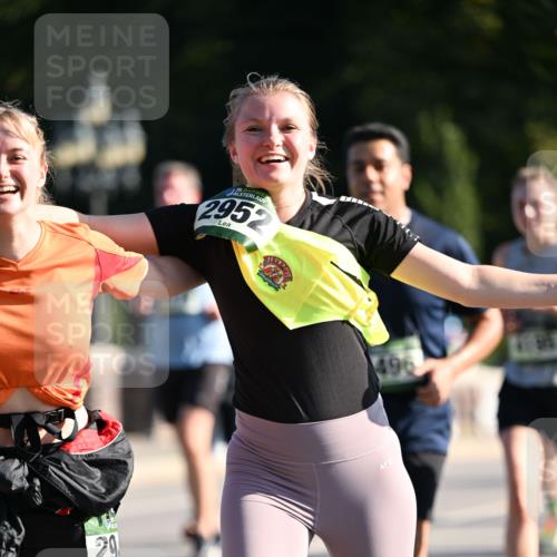 01.09.2024 - BARMER Alsterlauf Dr. Thomas Lammeyer http://msf.ph/oto/6904666 01.09.2024 09:40:35 Laufen 2952, 496, 29 meine-sportfotos.de