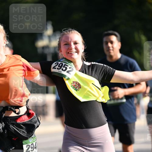 01.09.2024 - BARMER Alsterlauf Dr. Thomas Lammeyer http://msf.ph/oto/6904671 01.09.2024 09:40:36 Laufen 294, 295 meine-sportfotos.de