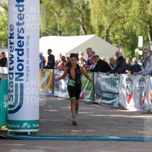 01.09.2024 - 17. Tribühne Triathlon Michael Strokosch http://msf.ph/oto/6904883 01.09.2024 11:06:20 Ziel 239 meine-sportfotos.de