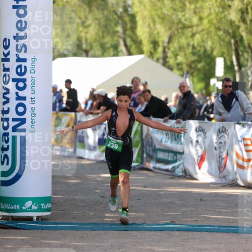 01.09.2024 - 17. Tribühne Triathlon Michael Strokosch http://msf.ph/oto/6904902 01.09.2024 11:06:21 Ziel 239 meine-sportfotos.de