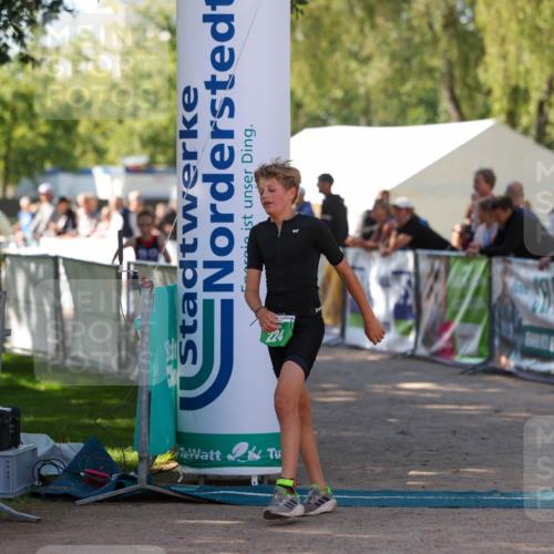 01.09.2024 - 17. Tribühne Triathlon Michael Strokosch http://msf.ph/oto/6905017 01.09.2024 11:06:36 Ziel 195, 224 meine-sportfotos.de