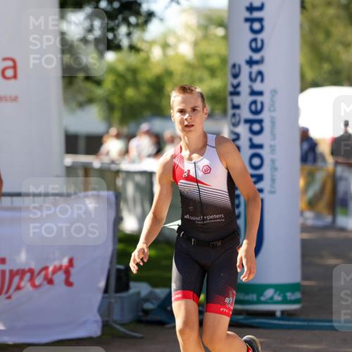 01.09.2024 - 17. Tribühne Triathlon Michael Strokosch http://msf.ph/oto/6905206 01.09.2024 11:07:01 Ziel 192 meine-sportfotos.de