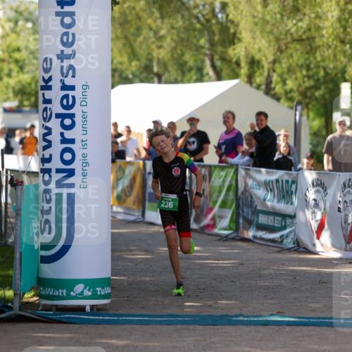 01.09.2024 - 17. Tribühne Triathlon Michael Strokosch http://msf.ph/oto/6905248 01.09.2024 11:07:21 Ziel 236 meine-sportfotos.de