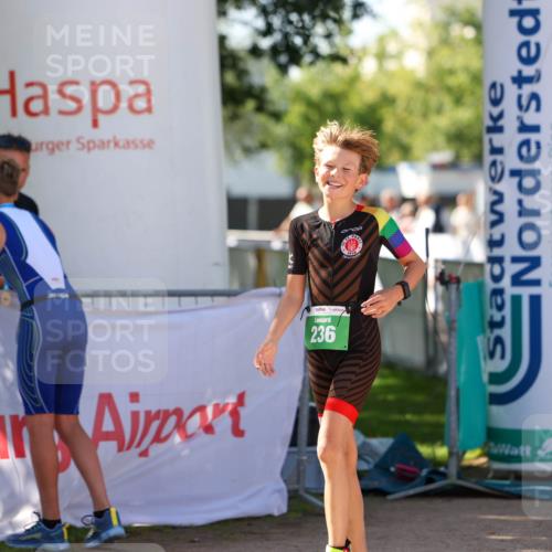 01.09.2024 - 17. Tribühne Triathlon Michael Strokosch http://msf.ph/oto/6905295 01.09.2024 11:07:24 Ziel 236 meine-sportfotos.de