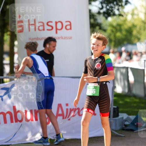 01.09.2024 - 17. Tribühne Triathlon Michael Strokosch http://msf.ph/oto/6905306 01.09.2024 11:07:24 Ziel 236 meine-sportfotos.de
