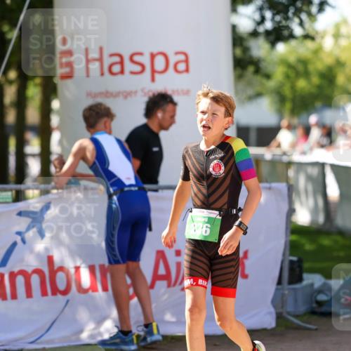 01.09.2024 - 17. Tribühne Triathlon Michael Strokosch http://msf.ph/oto/6905312 01.09.2024 11:07:24 Ziel 236 meine-sportfotos.de
