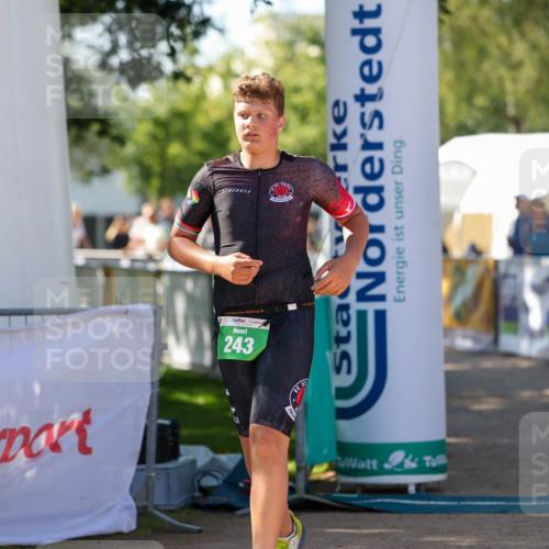 01.09.2024 - 17. Tribühne Triathlon Michael Strokosch http://msf.ph/oto/6905453 01.09.2024 11:07:48 Ziel 243 meine-sportfotos.de