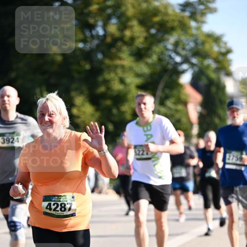 01.09.2024 - BARMER Alsterlauf Dr. Thomas Lammeyer http://msf.ph/oto/6905493 01.09.2024 09:41:15 Laufen 3924, 35, 8, 4287 meine-sportfotos.de