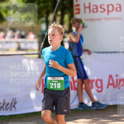 01.09.2024 - 17. Tribühne Triathlon Michael Strokosch http://msf.ph/oto/6905575 01.09.2024 11:08:01 Ziel 218 meine-sportfotos.de