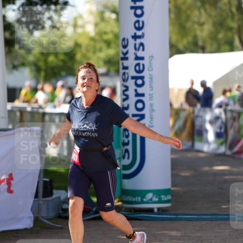 01.09.2024 - 17. Tribühne Triathlon Michael Strokosch http://msf.ph/oto/6905762 01.09.2024 11:08:39 Ziel 1067 meine-sportfotos.de