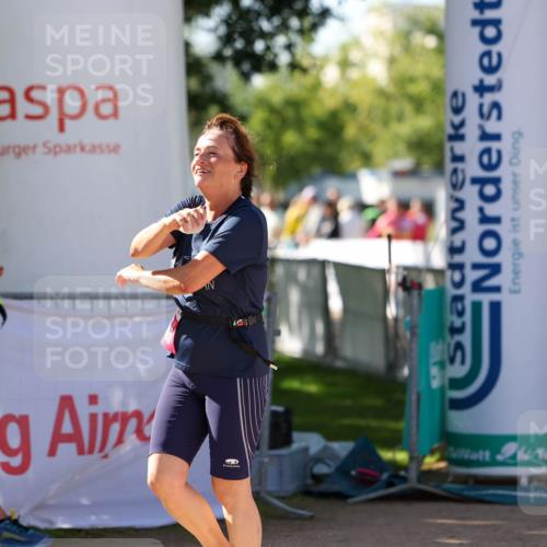 01.09.2024 - 17. Tribühne Triathlon Michael Strokosch http://msf.ph/oto/6905776 01.09.2024 11:08:40 Ziel 1067 meine-sportfotos.de