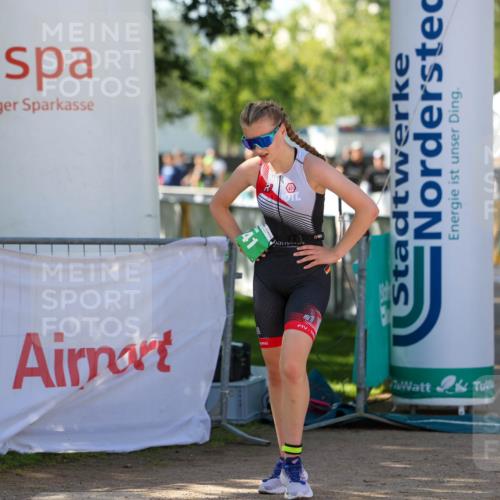01.09.2024 - 17. Tribühne Triathlon Michael Strokosch http://msf.ph/oto/6905810 01.09.2024 11:09:00 Ziel 241 meine-sportfotos.de