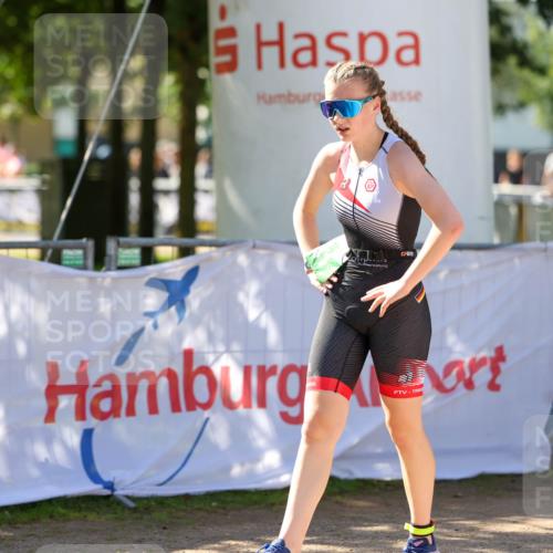 01.09.2024 - 17. Tribühne Triathlon Michael Strokosch http://msf.ph/oto/6905840 01.09.2024 11:09:02 Ziel 241 meine-sportfotos.de