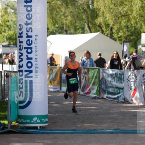 01.09.2024 - 17. Tribühne Triathlon Michael Strokosch http://msf.ph/oto/6906000 01.09.2024 11:10:00 Ziel 237 meine-sportfotos.de