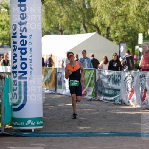 01.09.2024 - 17. Tribühne Triathlon Michael Strokosch http://msf.ph/oto/6906004 01.09.2024 11:10:01 Ziel 237 meine-sportfotos.de