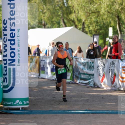 01.09.2024 - 17. Tribühne Triathlon Michael Strokosch http://msf.ph/oto/6906010 01.09.2024 11:10:01 Ziel 237 meine-sportfotos.de
