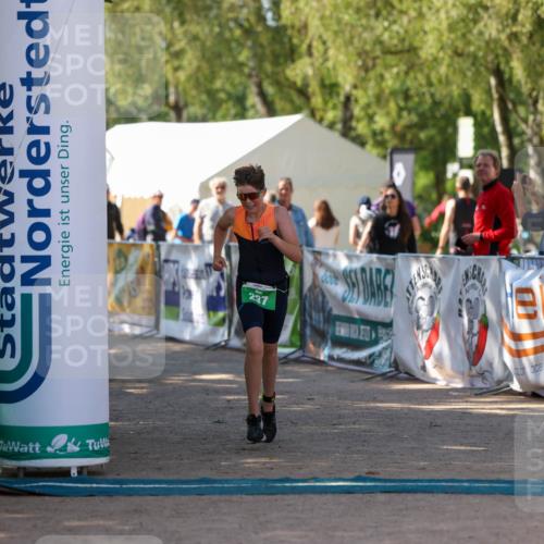 01.09.2024 - 17. Tribühne Triathlon Michael Strokosch http://msf.ph/oto/6906017 01.09.2024 11:10:01 Ziel 237 meine-sportfotos.de