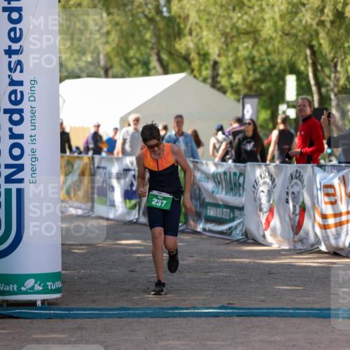 01.09.2024 - 17. Tribühne Triathlon Michael Strokosch http://msf.ph/oto/6906019 01.09.2024 11:10:02 Ziel 237 meine-sportfotos.de