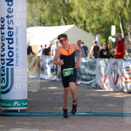 01.09.2024 - 17. Tribühne Triathlon Michael Strokosch http://msf.ph/oto/6906035 01.09.2024 11:10:02 Ziel 237 meine-sportfotos.de