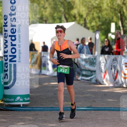 01.09.2024 - 17. Tribühne Triathlon Michael Strokosch http://msf.ph/oto/6906045 01.09.2024 11:10:03 Ziel 237 meine-sportfotos.de