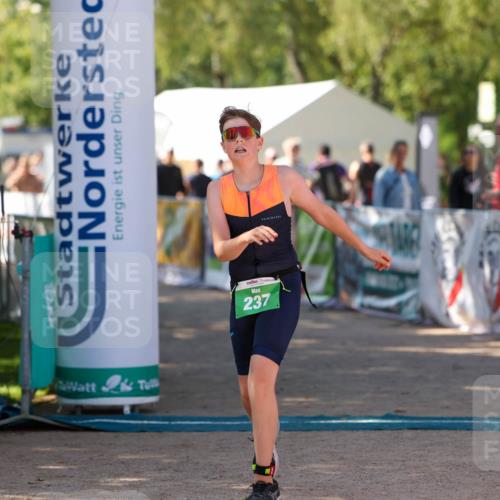 01.09.2024 - 17. Tribühne Triathlon Michael Strokosch http://msf.ph/oto/6906051 01.09.2024 11:10:03 Ziel 237 meine-sportfotos.de