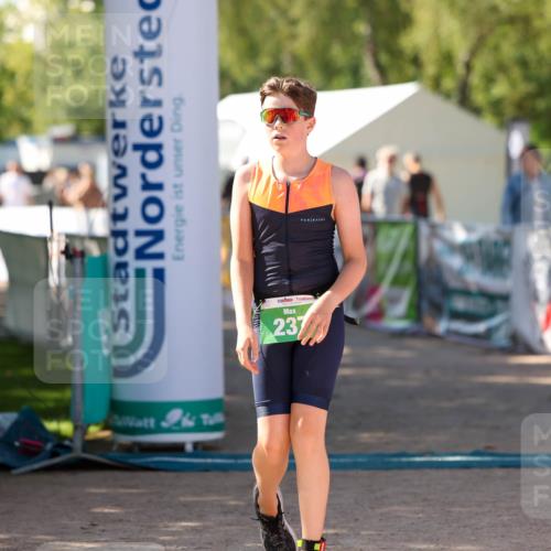 01.09.2024 - 17. Tribühne Triathlon Michael Strokosch http://msf.ph/oto/6906072 01.09.2024 11:10:04 Ziel 237 meine-sportfotos.de
