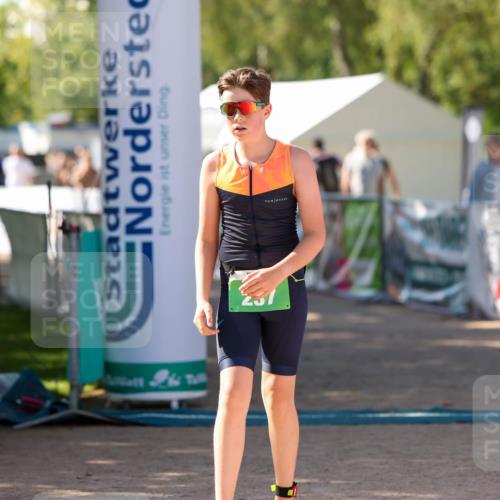 01.09.2024 - 17. Tribühne Triathlon Michael Strokosch http://msf.ph/oto/6906077 01.09.2024 11:10:05 Ziel 237 meine-sportfotos.de
