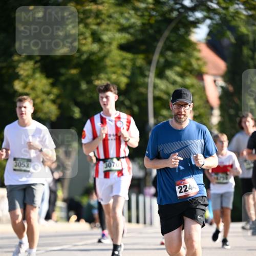 01.09.2024 - BARMER Alsterlauf Dr. Thomas Lammeyer http://msf.ph/oto/6906649 01.09.2024 09:42:07 Laufen 3053, 3070, 2244 meine-sportfotos.de