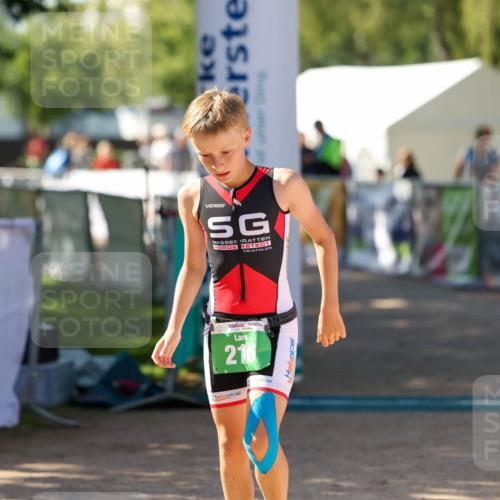 01.09.2024 - 17. Tribühne Triathlon Michael Strokosch http://msf.ph/oto/6906682 01.09.2024 11:12:24 Ziel 216 meine-sportfotos.de