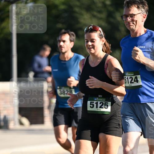 01.09.2024 - BARMER Alsterlauf Dr. Thomas Lammeyer http://msf.ph/oto/6906710 01.09.2024 09:42:10 Laufen 3828, 35, 5125, 15, 5124 meine-sportfotos.de