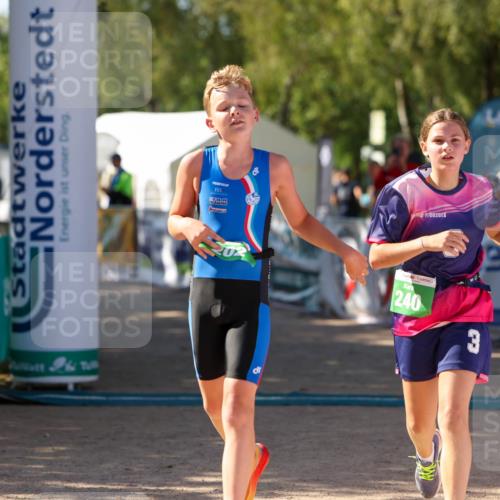 01.09.2024 - 17. Tribühne Triathlon Michael Strokosch http://msf.ph/oto/6906850 01.09.2024 11:13:15 Ziel 201, 202, 240 meine-sportfotos.de