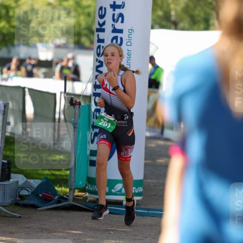01.09.2024 - 17. Tribühne Triathlon Michael Strokosch http://msf.ph/oto/6906907 01.09.2024 11:13:21 Ziel 201 meine-sportfotos.de