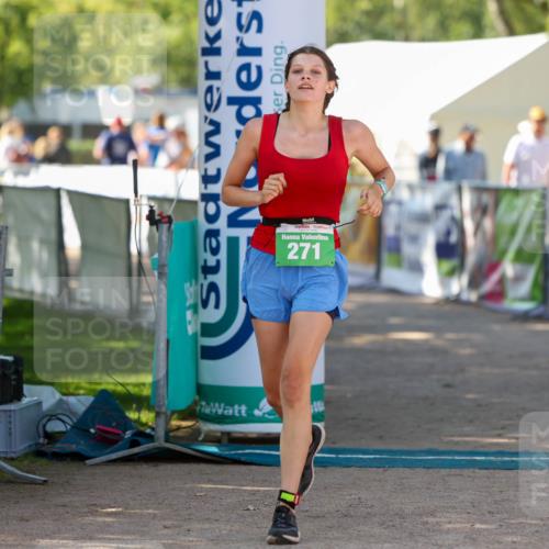 01.09.2024 - 17. Tribühne Triathlon Michael Strokosch http://msf.ph/oto/6906982 01.09.2024 11:16:33 Ziel 271 meine-sportfotos.de