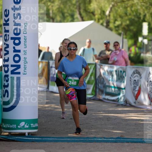 01.09.2024 - 17. Tribühne Triathlon Michael Strokosch http://msf.ph/oto/6907286 01.09.2024 11:22:08 Ziel 248, 295 meine-sportfotos.de