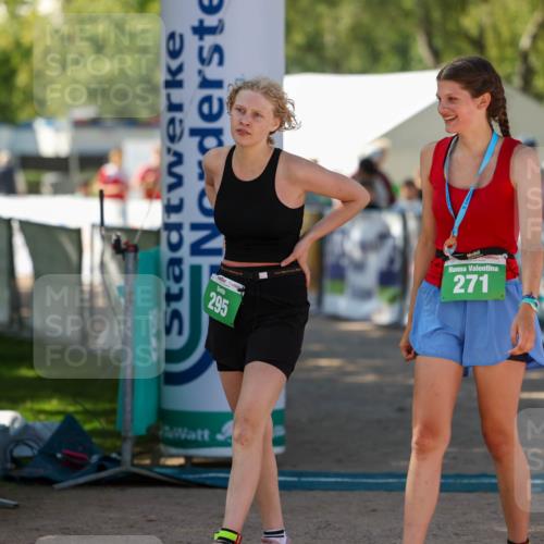 01.09.2024 - 17. Tribühne Triathlon Michael Strokosch http://msf.ph/oto/6907429 01.09.2024 11:22:14 Ziel 295 meine-sportfotos.de