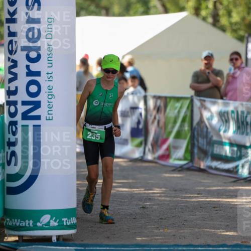 01.09.2024 - 17. Tribühne Triathlon Michael Strokosch http://msf.ph/oto/6907436 01.09.2024 11:23:36 Ziel 235 meine-sportfotos.de