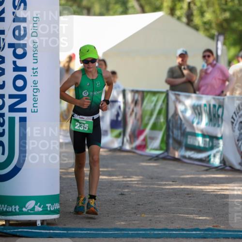 01.09.2024 - 17. Tribühne Triathlon Michael Strokosch http://msf.ph/oto/6907443 01.09.2024 11:23:36 Ziel 235 meine-sportfotos.de
