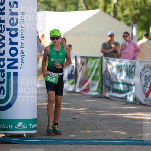 01.09.2024 - 17. Tribühne Triathlon Michael Strokosch http://msf.ph/oto/6907452 01.09.2024 11:23:37 Ziel 235 meine-sportfotos.de