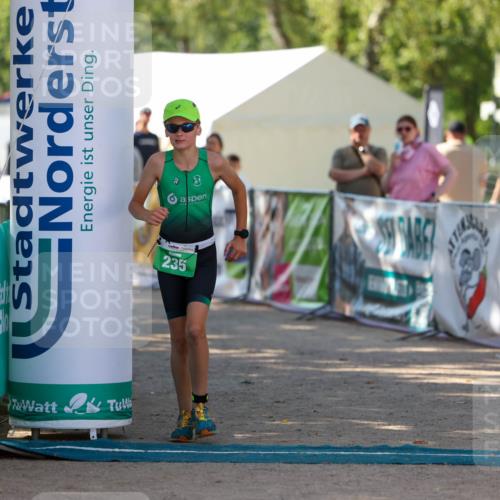 01.09.2024 - 17. Tribühne Triathlon Michael Strokosch http://msf.ph/oto/6907459 01.09.2024 11:23:37 Ziel 235 meine-sportfotos.de
