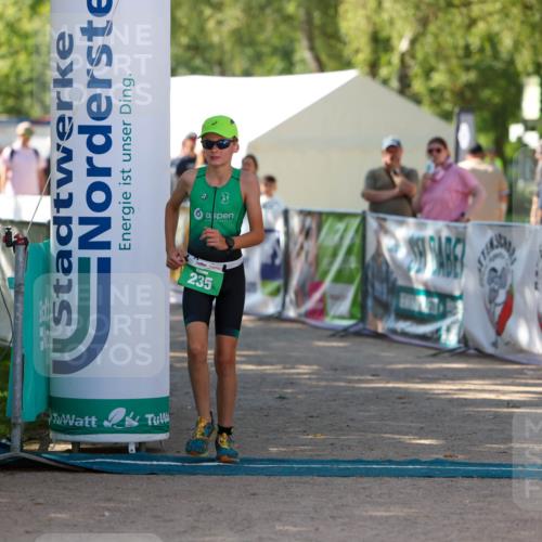 01.09.2024 - 17. Tribühne Triathlon Michael Strokosch http://msf.ph/oto/6907464 01.09.2024 11:23:37 Ziel 235 meine-sportfotos.de
