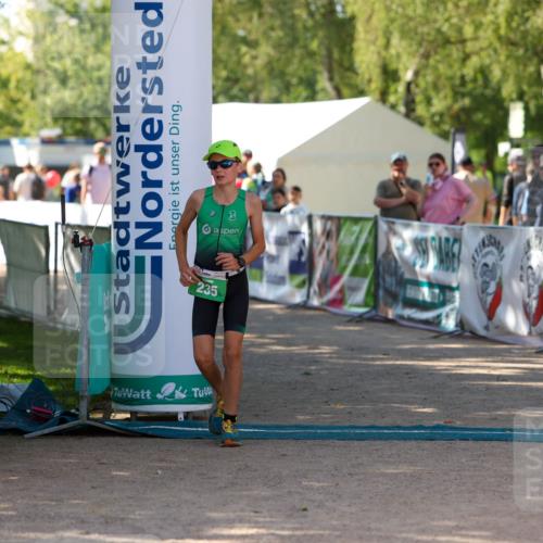 01.09.2024 - 17. Tribühne Triathlon Michael Strokosch http://msf.ph/oto/6907481 01.09.2024 11:23:38 Ziel 235 meine-sportfotos.de