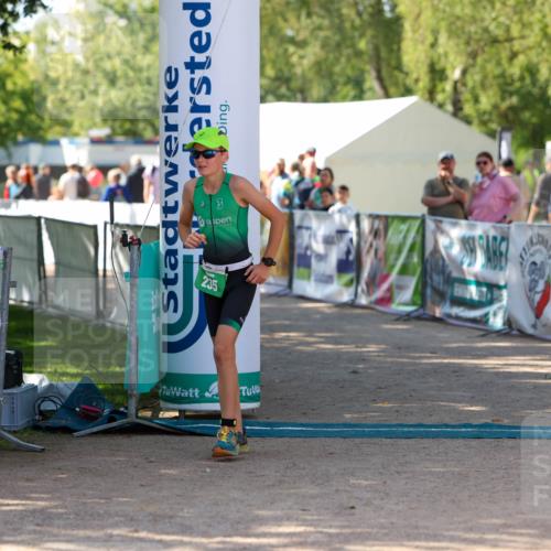 01.09.2024 - 17. Tribühne Triathlon Michael Strokosch http://msf.ph/oto/6907490 01.09.2024 11:23:39 Ziel 235 meine-sportfotos.de