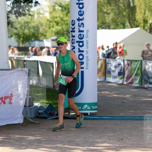 01.09.2024 - 17. Tribühne Triathlon Michael Strokosch http://msf.ph/oto/6907505 01.09.2024 11:23:39 Ziel 235 meine-sportfotos.de