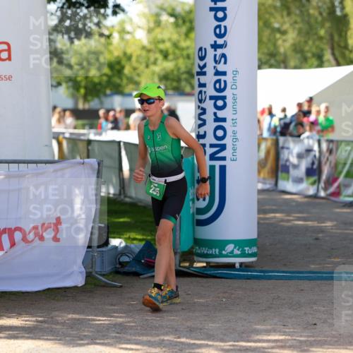 01.09.2024 - 17. Tribühne Triathlon Michael Strokosch http://msf.ph/oto/6907508 01.09.2024 11:23:40 Ziel 235 meine-sportfotos.de