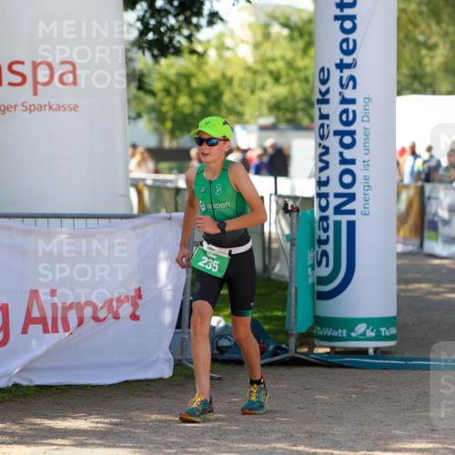 01.09.2024 - 17. Tribühne Triathlon Michael Strokosch http://msf.ph/oto/6907515 01.09.2024 11:23:40 Ziel 235 meine-sportfotos.de