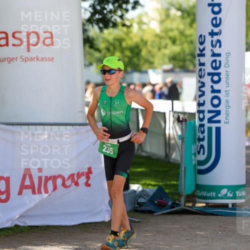01.09.2024 - 17. Tribühne Triathlon Michael Strokosch http://msf.ph/oto/6907522 01.09.2024 11:23:40 Ziel 235 meine-sportfotos.de