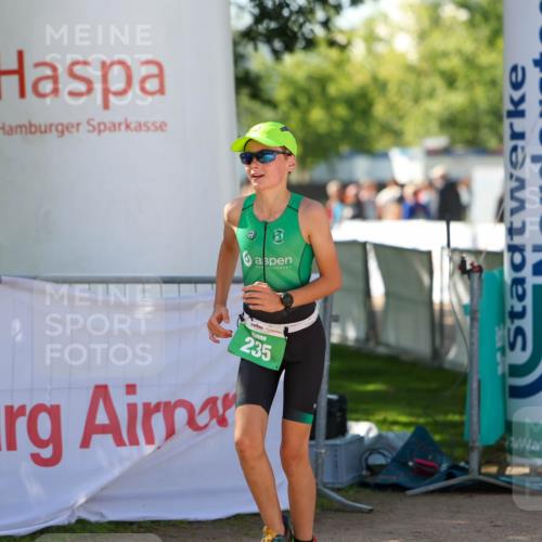 01.09.2024 - 17. Tribühne Triathlon Michael Strokosch http://msf.ph/oto/6907527 01.09.2024 11:23:41 Ziel 235 meine-sportfotos.de