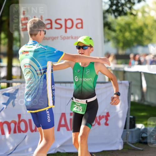 01.09.2024 - 17. Tribühne Triathlon Michael Strokosch http://msf.ph/oto/6907541 01.09.2024 11:23:41 Ziel 235 meine-sportfotos.de