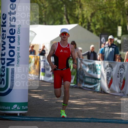 01.09.2024 - 17. Tribühne Triathlon Michael Strokosch http://msf.ph/oto/6907809 01.09.2024 11:42:50 Ziel 361 meine-sportfotos.de
