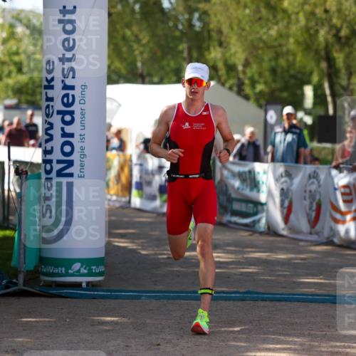 01.09.2024 - 17. Tribühne Triathlon Michael Strokosch http://msf.ph/oto/6907829 01.09.2024 11:42:51 Ziel 361 meine-sportfotos.de
